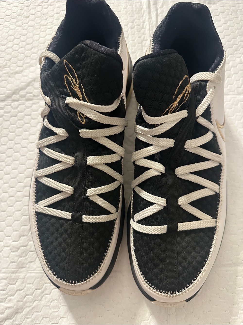 Nike Men's Black and White Low-Top Sneakers